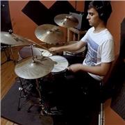Profesor de música con especialización en batería. Conocimiento de teoría musical y bases de otros instrumentos como guitarra